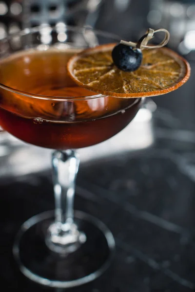 El Cóctel Boulevardier con chips de naranja en la parte superior. En un mostrador de bar — Foto de Stock