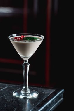 Espresso Martini kokteyl, üstte nar taneleri