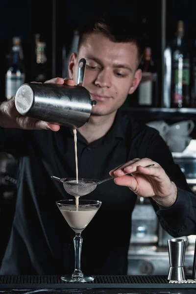 Barmen cam içine sıvı dökme Espresso Martini kokteyl, yapma. Bir arka plan üzerinde Bar — Stok fotoğraf