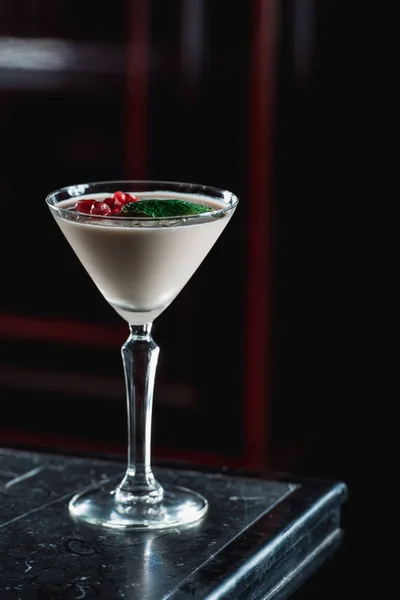Espresso Martini koktél, szemek, a tetejére gránátalma — Stock Fotó