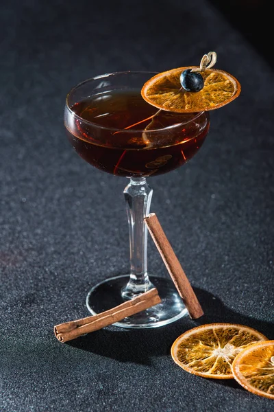 El Cóctel Boulevardier con chips de naranja en la parte superior. En un mostrador de bar — Foto de Stock