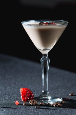 Espresso Martini kokteyl, üstte nar taneleri