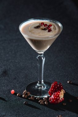 Espresso Martini kokteyl, üstte nar taneleri