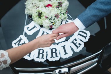 Seven çift yavaşça birbirine dokunmadan eller