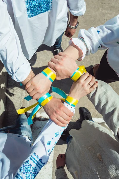 insanlar ellerini tutan geleneksel Ukrayna giysili başarı birleşme ulus kavramının giyindin