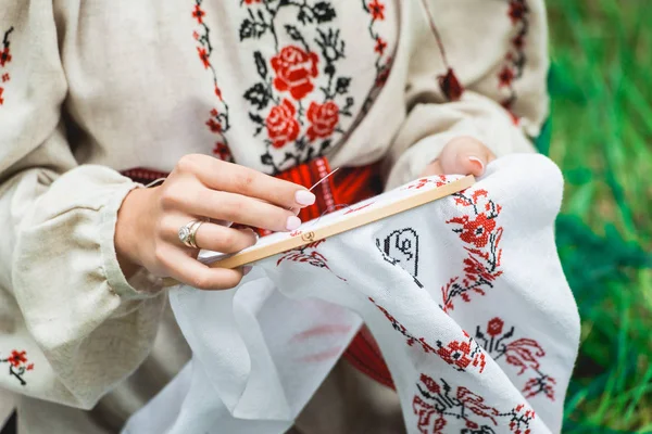 Concepto de ocio femenino. Chica en ropa tradicional ucraniana bordado con un método de cruz — Foto de Stock