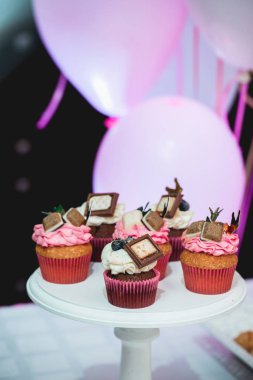 kekler bir şeker çubuğu masada beyaz standı