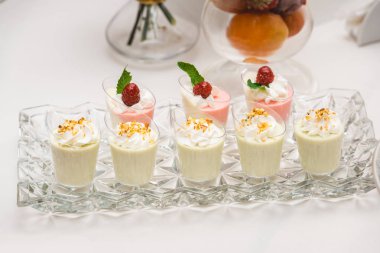 kekler bir şeker çubuğu masada beyaz standı