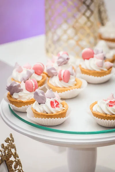 Witte stand met cupcakes op een candy bar tafel — Stockfoto