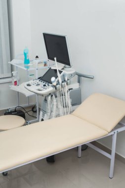 Klinikte ultrasonik tanı için tıbbi malzemeler. Ultrasonik cihazlı hastane odasının içi.