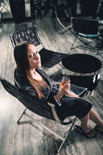 Portrait Jeune Belle Femme Relaxant Dans Une Chaise Dans Peignoir — Photo