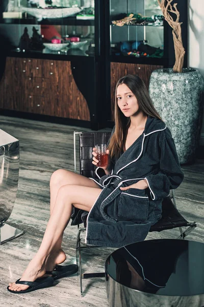 Retrato Jovem Mulher Bonita Relaxando Uma Cadeira Roupão Banho Com — Fotografia de Stock