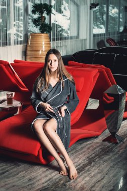 Güzel kadın rahatlatıcı spa Center'da bornoz