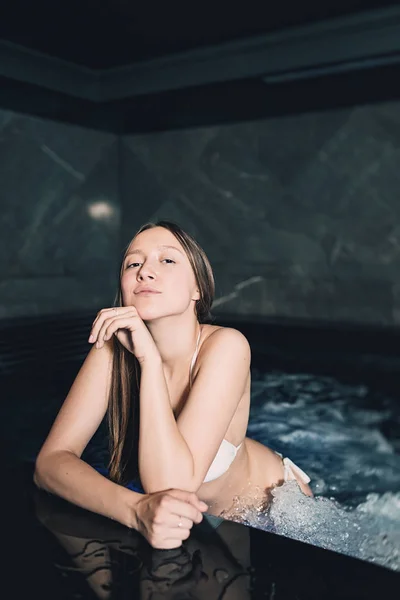 Sexy Mooie Kaukasische Vrouw Ontspannen Een Zwembad Met Jacuzzi Donkere — Stockfoto