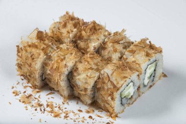 Japon suşi beyaz bir arka plan üzerinde rulo. yakın görünüm