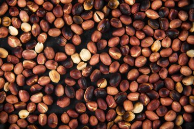 Bir tavada kavrulmuş fıstık