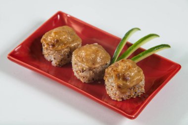 Japon Suşi kırmızı bir plaka üzerinde rulo. görünümü Kapat