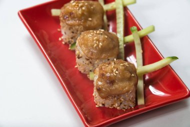 Japon Suşi kırmızı bir plaka üzerinde rulo. görünümü Kapat