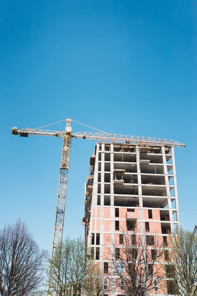 Χαλύβδινα κουφώματα ενός κτιρίου υπό κατασκευή, με πύργο γερανός — Φωτογραφία Αρχείου