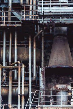 Endüstriyel Bina fabrikasını açmış. Dışarıdan bak.