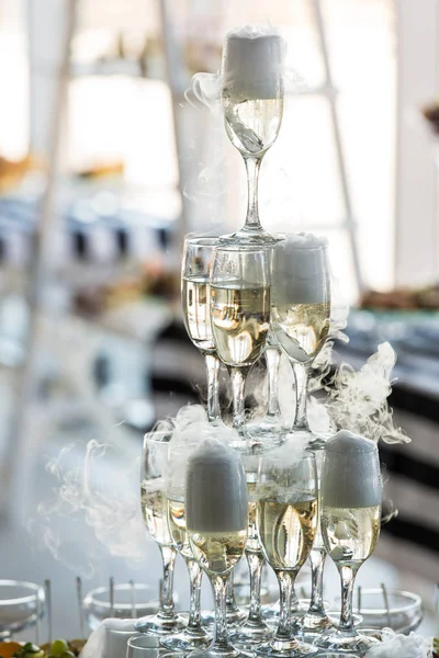 Gelin ve damat için düğün slayt şampanya kapalı. — Stok fotoğraf
