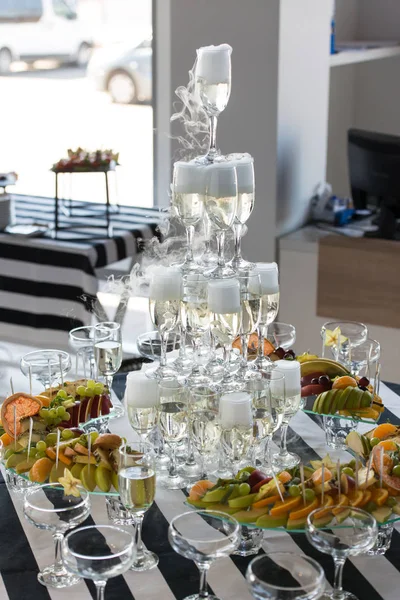 Bruiloft dia Champagne voor bruid en bruidegom binnenshuis. — Stockfoto