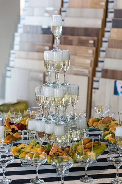 Boda diapositiva champán para novia y novio en interiores . — Foto de Stock