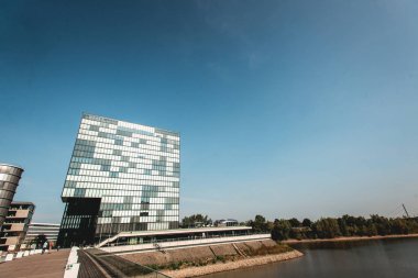 Düsseldorf, Almanya-18 Ağustos 2018: Düsseldorf 'un Media Harbour veya Medienhafen bölgesinde Hyatt otel ve iş merkezinin modern Binası