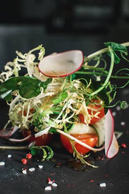 yuvarlak bir taş tabakta taze organik salata