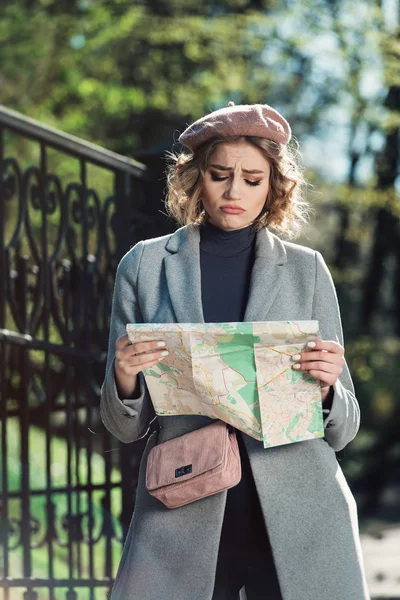 Lindo joven hermosa rizado confuso caucásico viajero mujer leyendo un mapa . — Foto de Stock