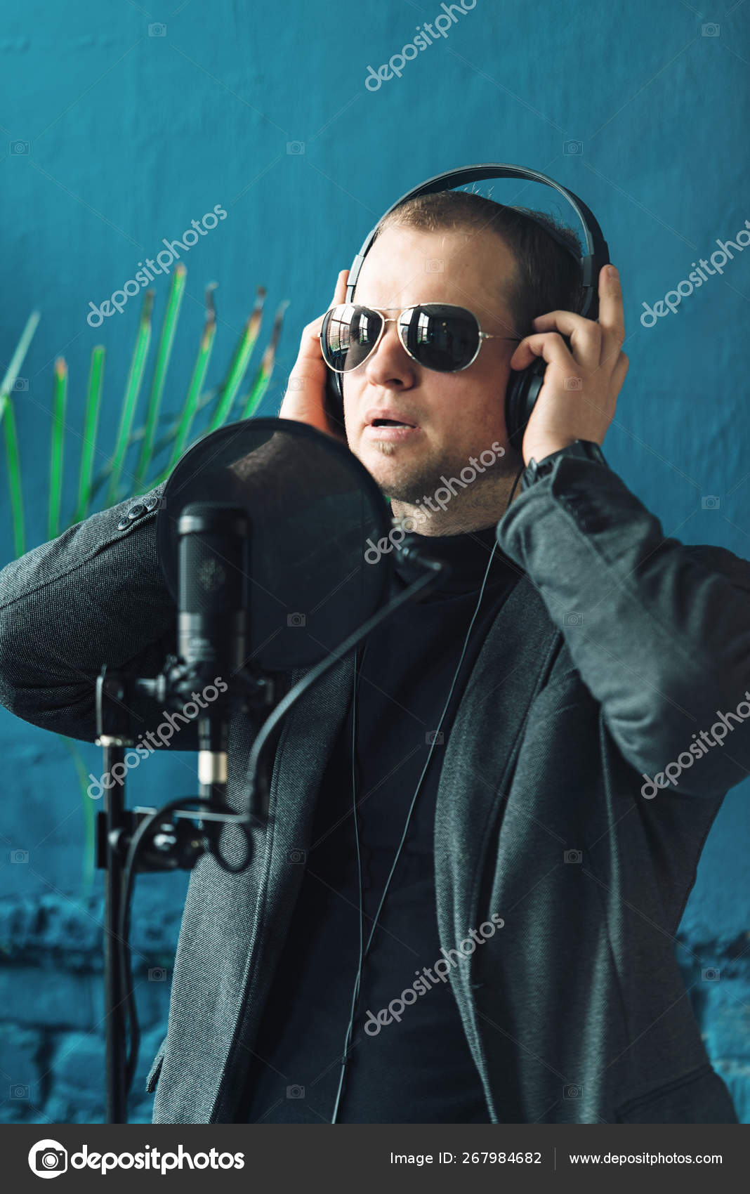 Крупный План Певца В Наушниках, Записывающего Песню В Домашней.