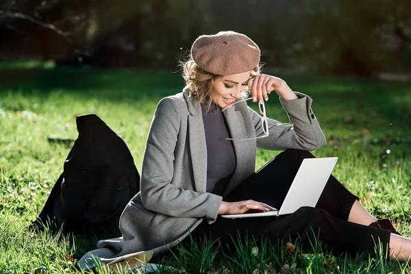 Travailler à l'extérieur avantages. Technologie de l'éducation et concept Internet. Fille travailler avec ordinateur portable dans le parc assis sur l'herbe. Bureau de l'environnement naturel . — Photo