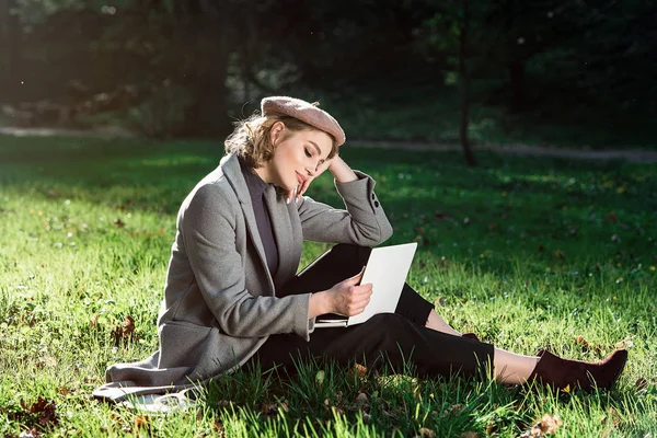 Trabalho ao ar livre benefícios. Tecnologia da educação e conceito de internet. Menina trabalhar com laptop no parque sentado na grama. Ambiente natural escritório . — Fotografia de Stock