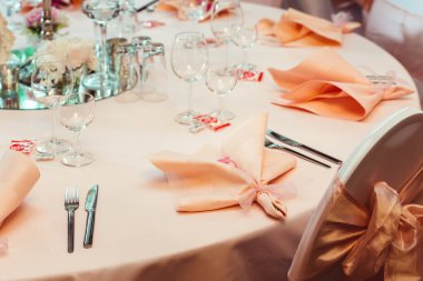 Basit ve zarif bir düğün ya da şenlik masası. bej renkler