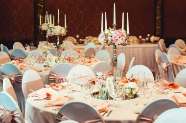 Basit ve zarif bir düğün ya da şenlik masası. bej renkler