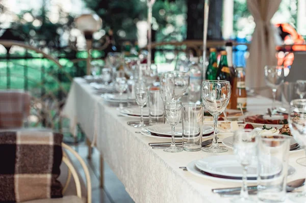 Simple and elegant wedding or festive table setting. — Stock Photo, Image