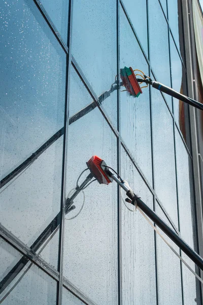 Pencereyi dışarıdan yıkamak ve temizlemek için ekipman. Cam yüzey