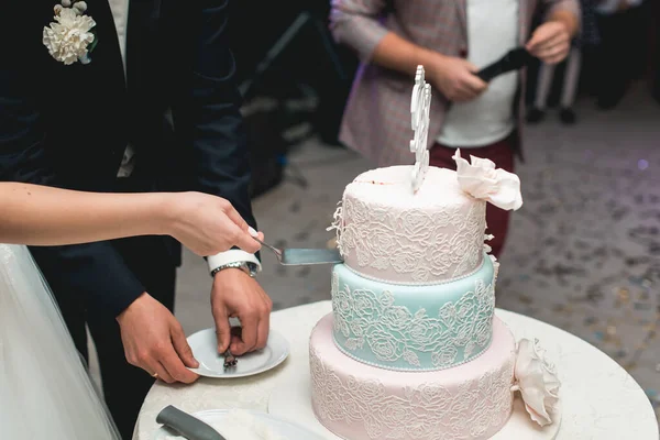 Свадебная Церемония Жених Невеста Делают Свой Первый Кейс Вместе Вырезают — стоковое фото