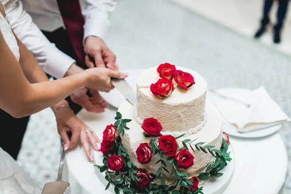 Свадебная Церемония Жених Невеста Делают Свой Первый Кейс Вместе Вырезают — стоковое фото