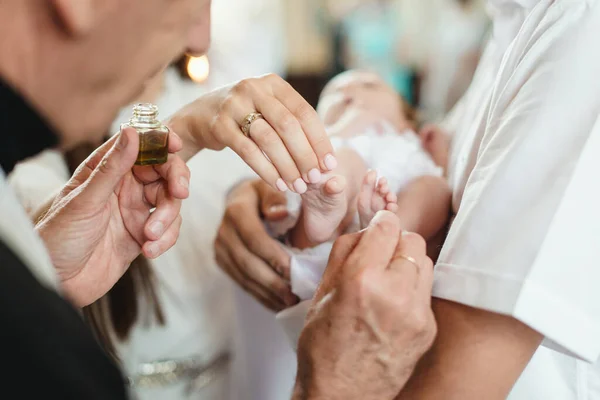 Ceremonia de bautismo en la iglesia. sacerdote realizando un ritual —  Fotos de Stock