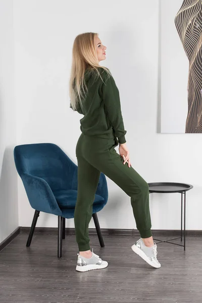 Élégante Belle Jeune Femme Blonde Dans Survêtement Vert Pose Près — Photo