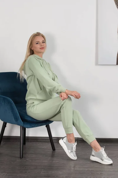 白いスーツとヴィンテージの帽子でポーズ ファッショナブルなモデル 無料のストック写真 C Y Boychenko 白いスーツとヴィンテージの帽子でポーズ ファッショナブルなモデル 無料のストック写真 C Y Boychenko