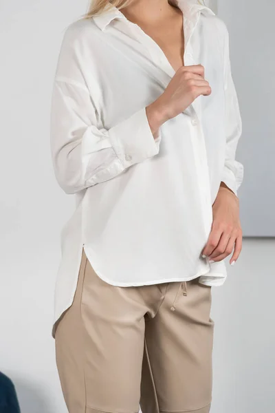 Mulher Loira Bonita Elegante Uma Calça Cerco Apertada Camisa Branca — Fotografia de Stock