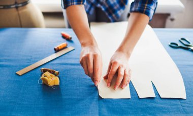 Kadın terzi dikiş makinesi üzerinde çalışıyor. Eller. yakın çekim. Terzilik. Ayrıntılar. Yakın, vintage tonda