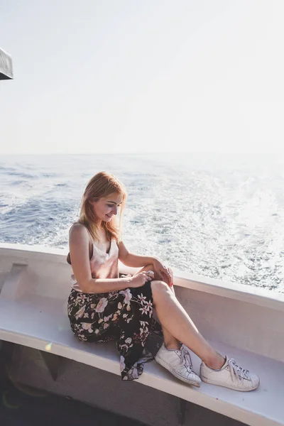 Feliz Joven Increíble Mujer Usando Relajarse Yate Cinque Terre Italia — Foto de Stock