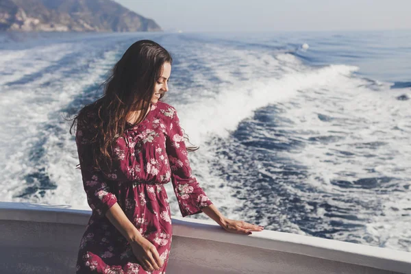 Feliz Joven Increíble Mujer Usando Relajarse Yate Cinque Terre Italia — Foto de Stock