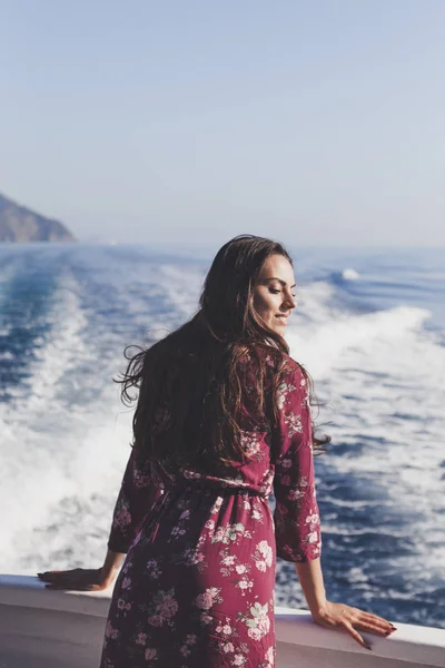 Feliz Joven Increíble Mujer Usando Relajarse Yate Cinque Terre Italia — Foto de Stock