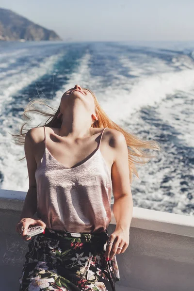 Feliz Joven Increíble Mujer Usando Relajarse Yate Cinque Terre Italia — Foto de Stock