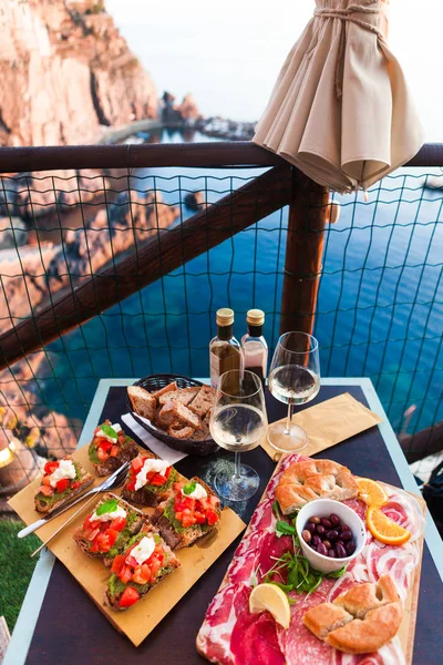 Jantar Romântico Para Dois Pôr Sol Vinho Branco Lanche Italiano — Fotografia de Stock