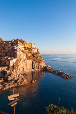Manarola Köyü, Cinque Terre Sahili İtalya. Güzel bir küçük kasaba içinde il La Spezia, Liguria, İtalya ve beş Cinque terre seyahat konumlar turistler için birini kuzeyinde Manarola olduğunu.